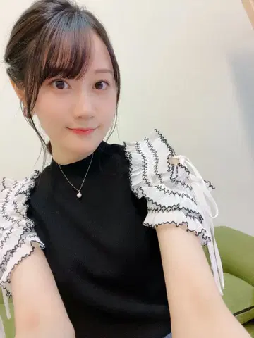 코구라 유이 착용 프릴 숄더 반팔 니트