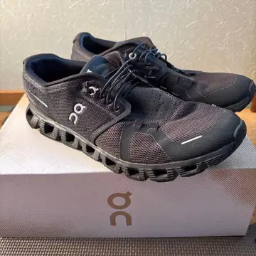 On 블랙 스니커즈