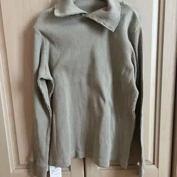 베이지 리브 하이넥 긴팔 상의