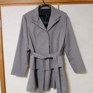 그레이 벨트 포함 자켓과 스커트 세트