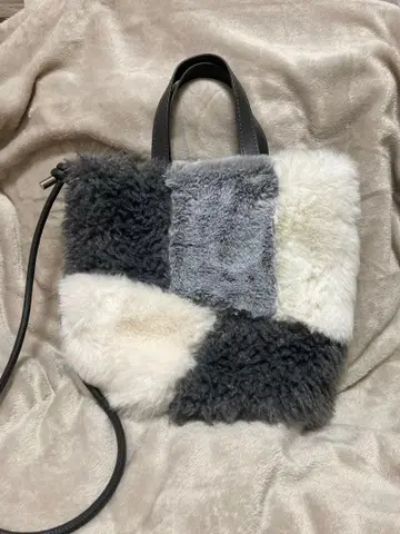 절개 인조 모피 숄더백