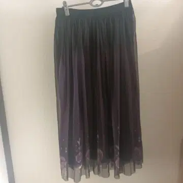 보라색 꽃무늬 자수 플레어 스커트