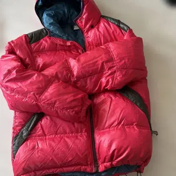 빨간색/블랙 후드 부착 다운 자켓 L