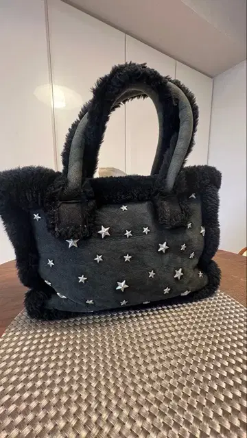 블랙 퍼 별 모양 스터드 토트백