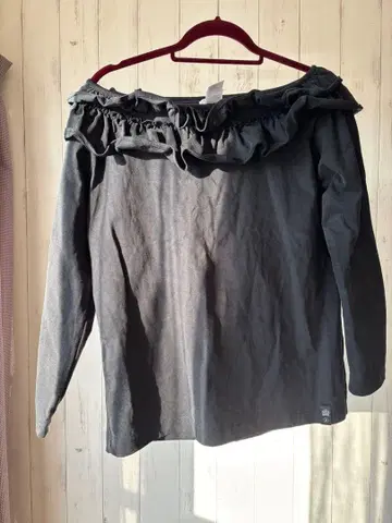 덥스타 오프숄더 프릴 블랙 상의