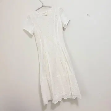 티어클라세 [세탁 가능] 펀칭 레이스 스캘럽 원피스