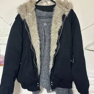 퍼 달린 블랙 점퍼