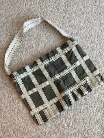 그레이 계열 체크 무늬 숄더백 2819BA