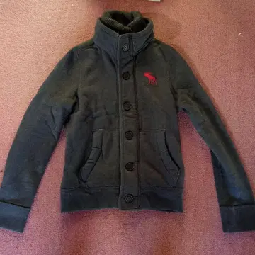 다크 그레이 버튼 달린 하이넥 자켓