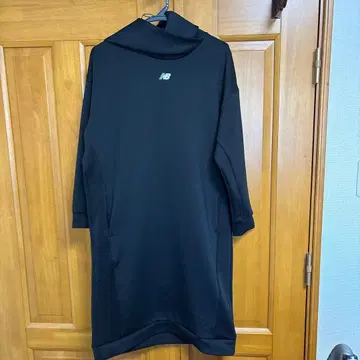 뉴발란스 후드 부착 롱 후드티 블랙