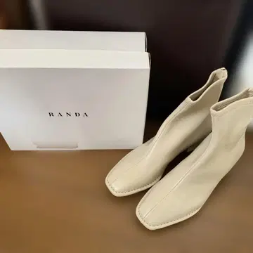 [ RANDA/미사용 새상품 ] 크림 숏부츠 L 사이즈