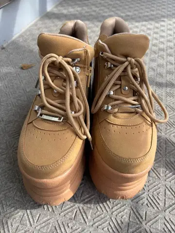 베이지 스웨이드 플랫폼 스니커즈