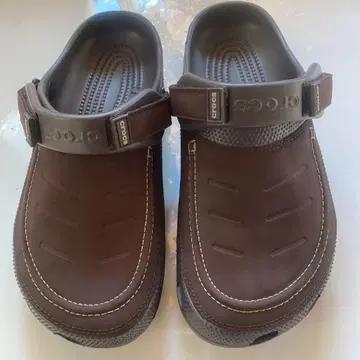Crocs 브라운 클로그 샌들