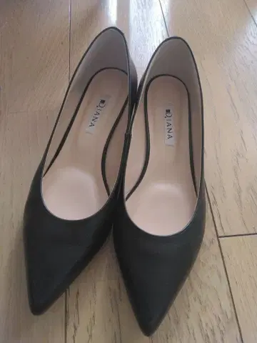 DIANA 블랙 스틸레토 플랫슈즈