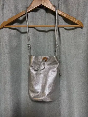 실버 버킷형 숄더백