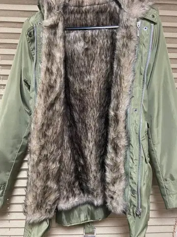 올리브 그린 퍼 라이닝 모즈 코트