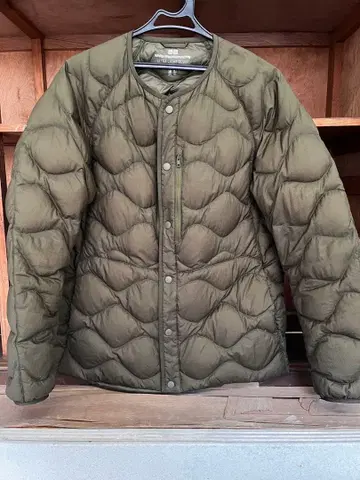 유니클로 울트라 라이트 다운 올리브 화이트 마운티니어링