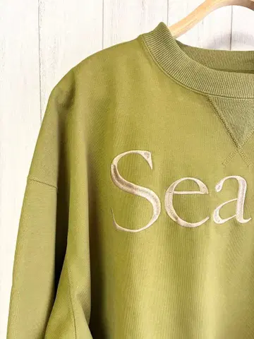 wind and sea 자수 로고 크루넥 트레이닝복