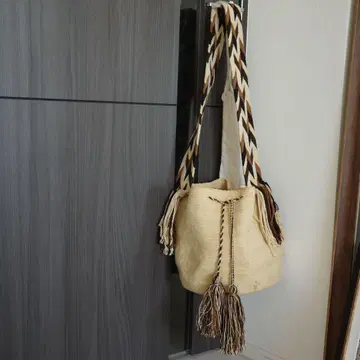 태슬 달린 카고백