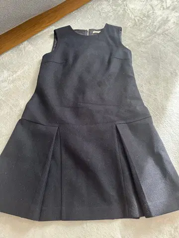 슬리브리스 블랙 무릎 기장 원피스