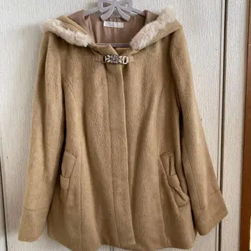 퍼 달린 베이지 코트