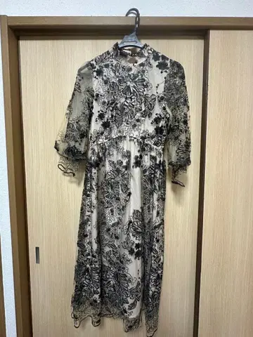 엘레강트한 꽃무늬 드레스 베이지와 블랙