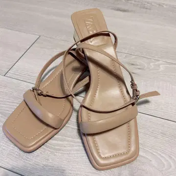 베이지 스트랩 샌들 스퀘어토