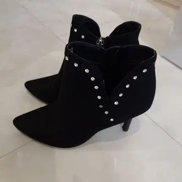 스터드 장식 블랙 부티