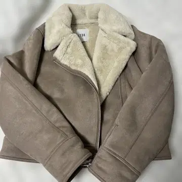 GYDA 베이지 무스탕 코트