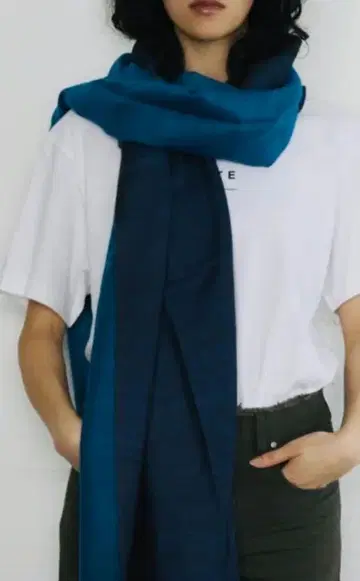 WYTE 와이트 울 리버서블 스톨 블루