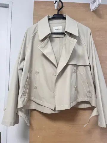 베이지 더블 브레스트 트렌치코트 숏