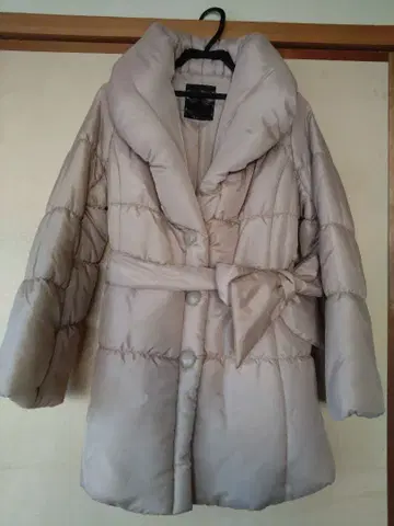 베이지 벨트 다운 코트