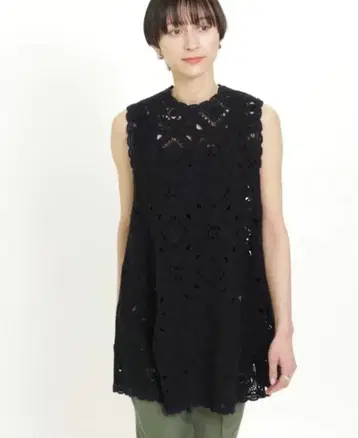 UNITED ARROWS 크로시 자수 슬리브리스 니트