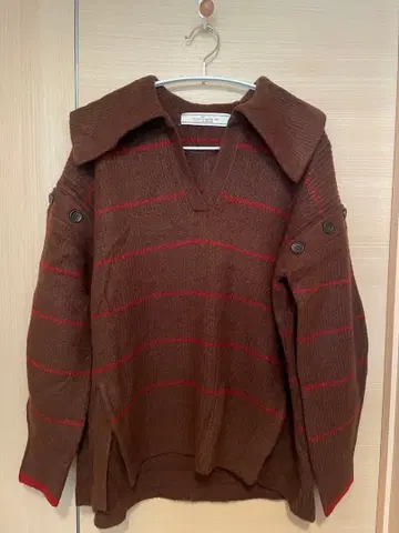 GU x rokh 콜라보 브라운 스트라이프 니트 스웨터