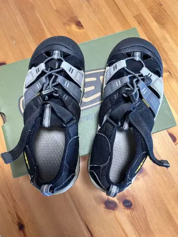 KEEN 아웃도어 샌들 블랙/그레이 23.5 사이즈