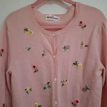 새상품급 갤러리 비스콘티 손자수 가디건입니다