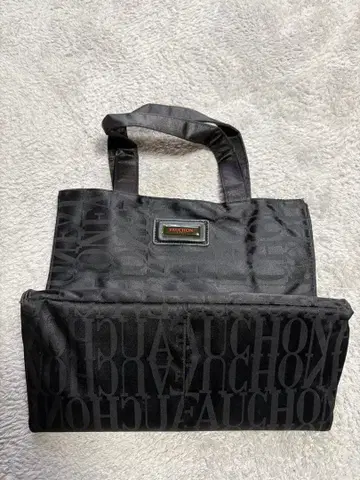 로고 포함 블랙 핸드백