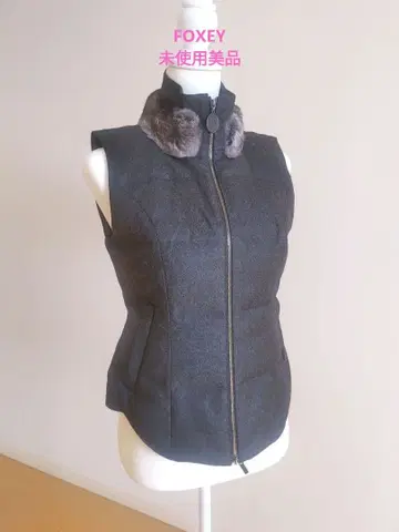 퍼 달린 다크 그레이 타이트 핏 베스트