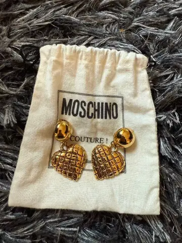 MOSCHINO 골드 하트 모양 귀찌