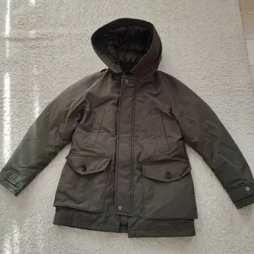 올리브색 후드 다운 자켓