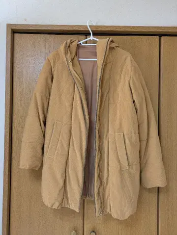 베이지 후드 부착 다운 자켓