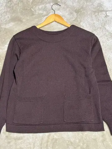 다크 브라운 포켓 부착 니트