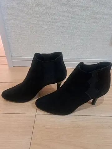 스트로베리 필드 블랙 스웨이드 스캘럽 디자인 부티 23.5cm