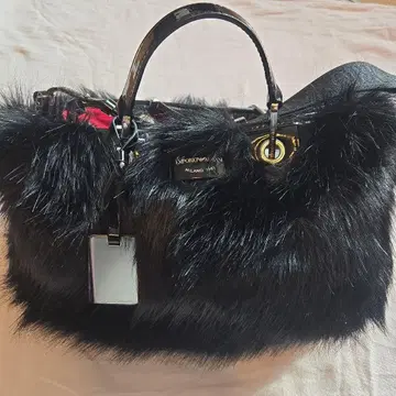 EMPORIO ARMANI 블랙 퍼 핸드백 미사용