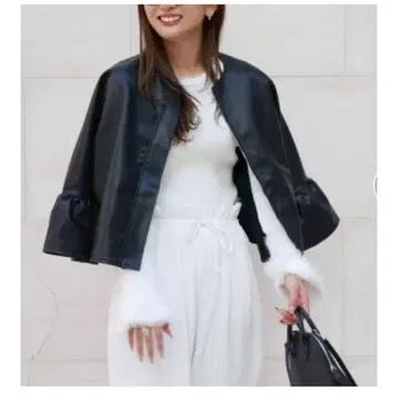 페더 절개 슬리브 플레어 니트 화이트 frene 프라네 베베드