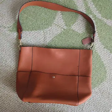 밝은 브라운 색상의 숄더백