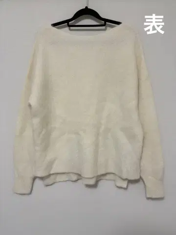 화이트 크루넥 긴팔 니트