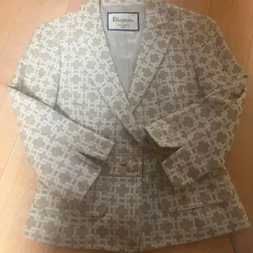 아이보리 계열 기하학 패턴 정장 세트