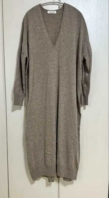 SACRA 베이지 V넥 니트 원피스