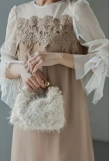 퍼 소재의 베이지 핸드백